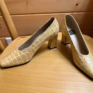 Very Vintage Nine West Croc Pumps Size 5 1/2